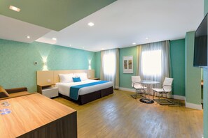 Suite Deluxe | Hypo-allergenic bedding, minibar, in-room safe, laptop workspace