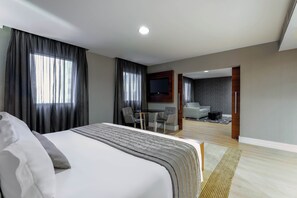 Suite Executive Premium | Hypo-allergenic bedding, minibar, in-room safe, laptop workspace