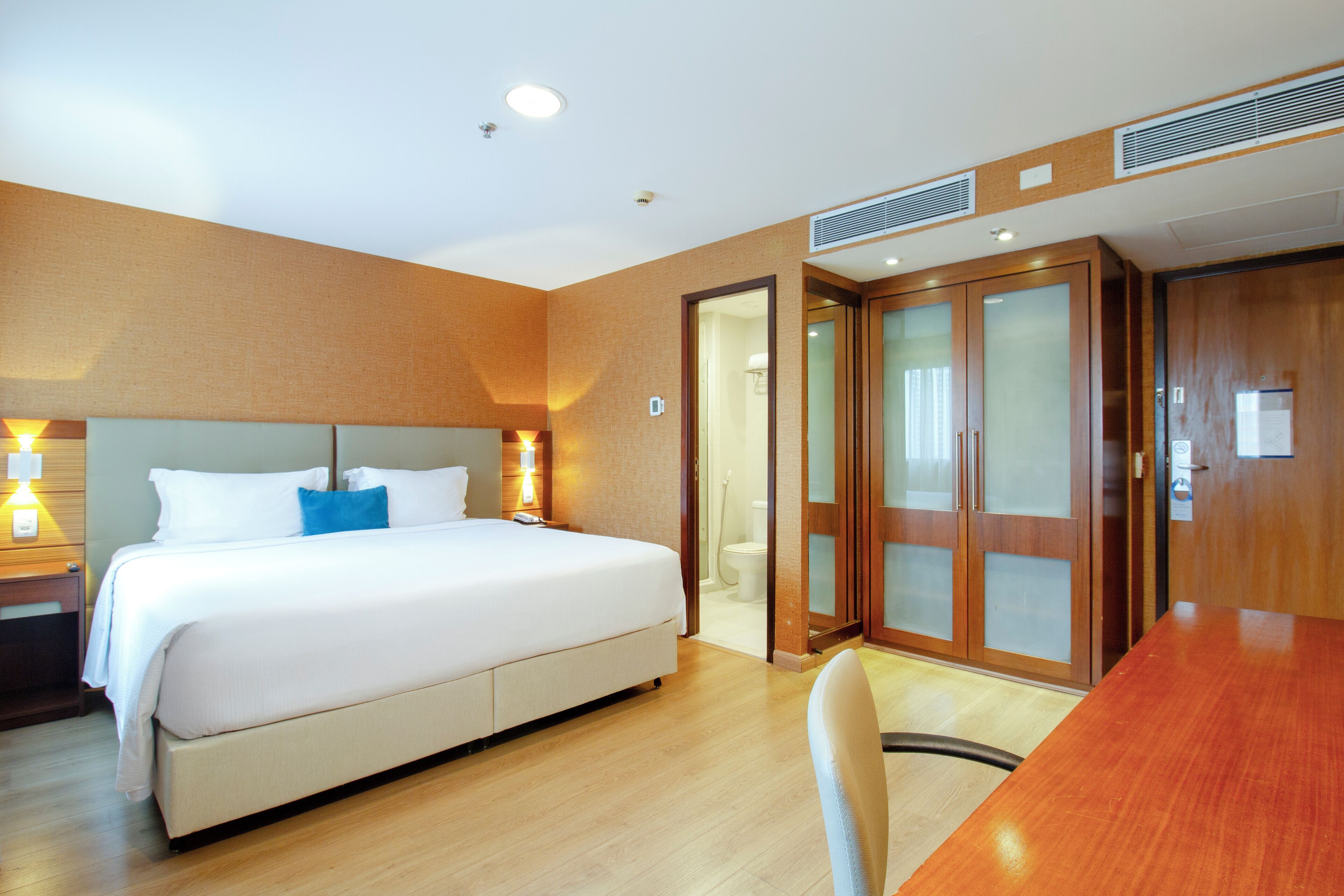 Ropa de cama hipoalergénica y minibar 