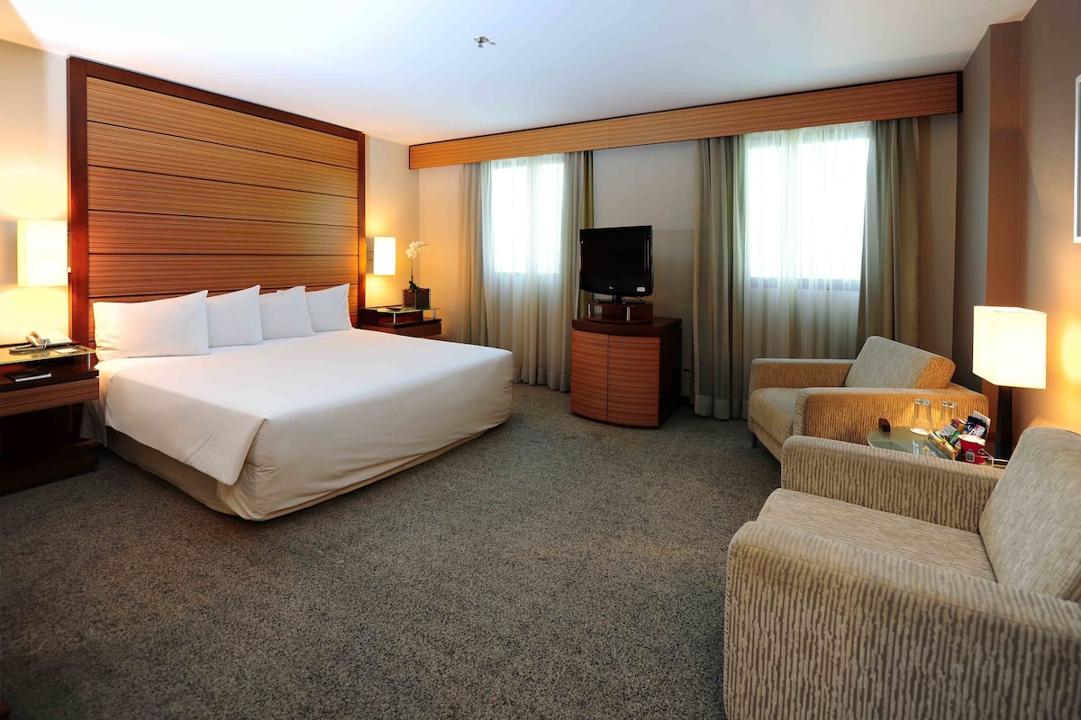 Hypo-allergenic bedding, minibar, in-room safe, laptop workspace