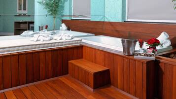 Suite, 1 cama de matrimonio grande (Spa) | Baño | Ducha, artículos de higiene personal gratuitos y secador de pelo