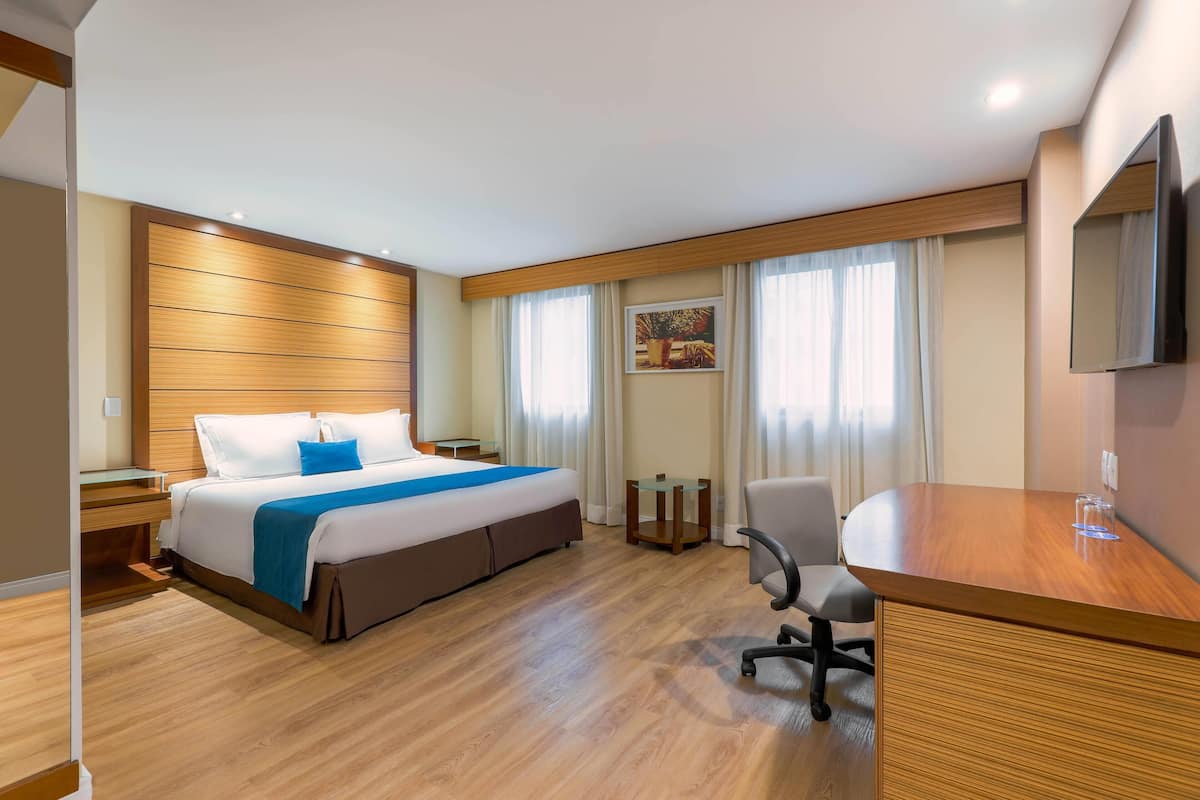 ห้องพัก, เตียงคิงไซส์ 1 เตียง, พร้อมสิ่งอำนวยความสะดวกสำหรับผู้พิการ | เครื่องนอนป้องกันสารก่อภูมิแพ้, มินิบาร์, ตู้นิรภัยในห้องพัก, โต๊ะทำงาน