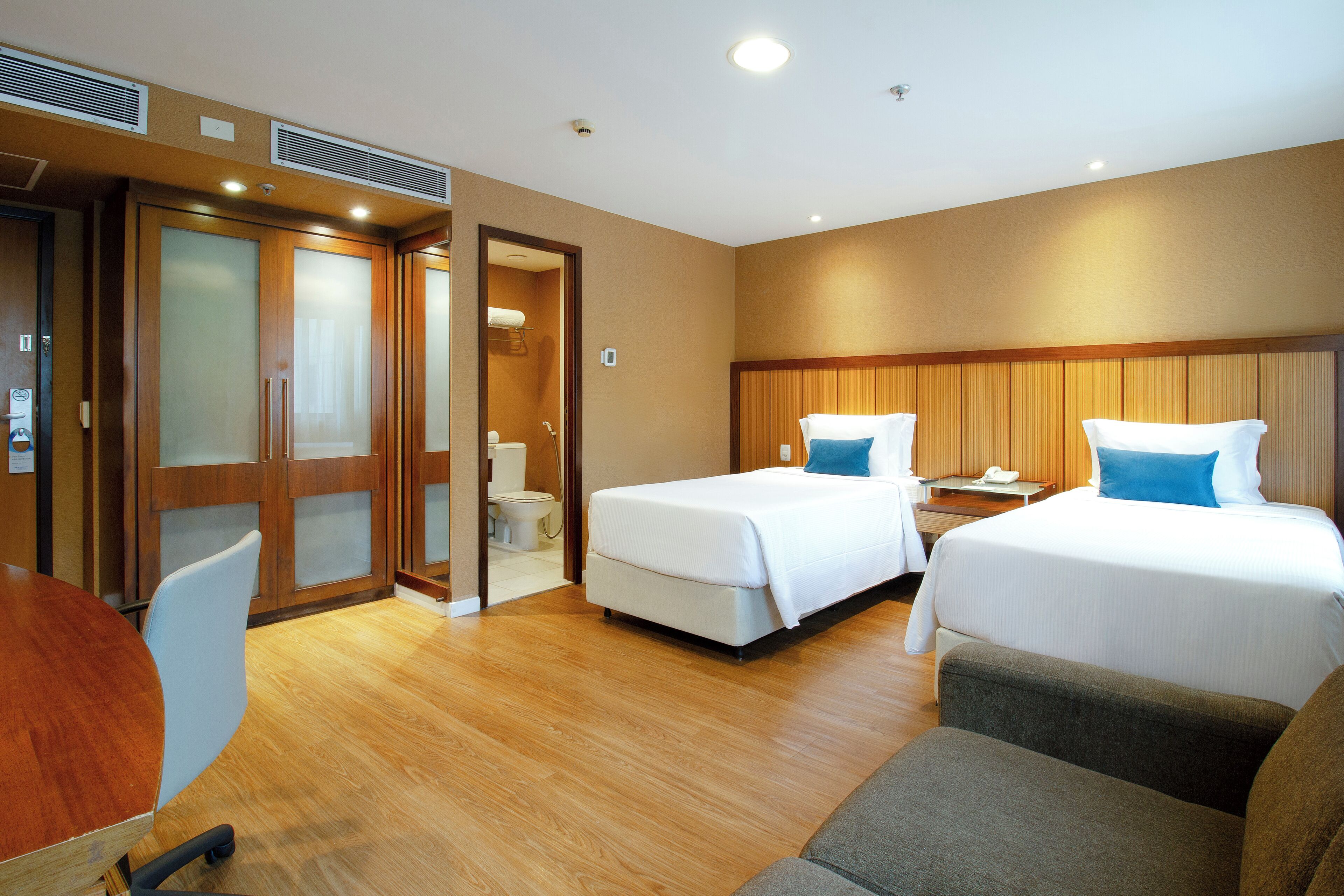 Quarto superior, 2 camas de solteiro | Roupas de cama antialérgicas, frigobar, cofres nos quartos, escrivaninha