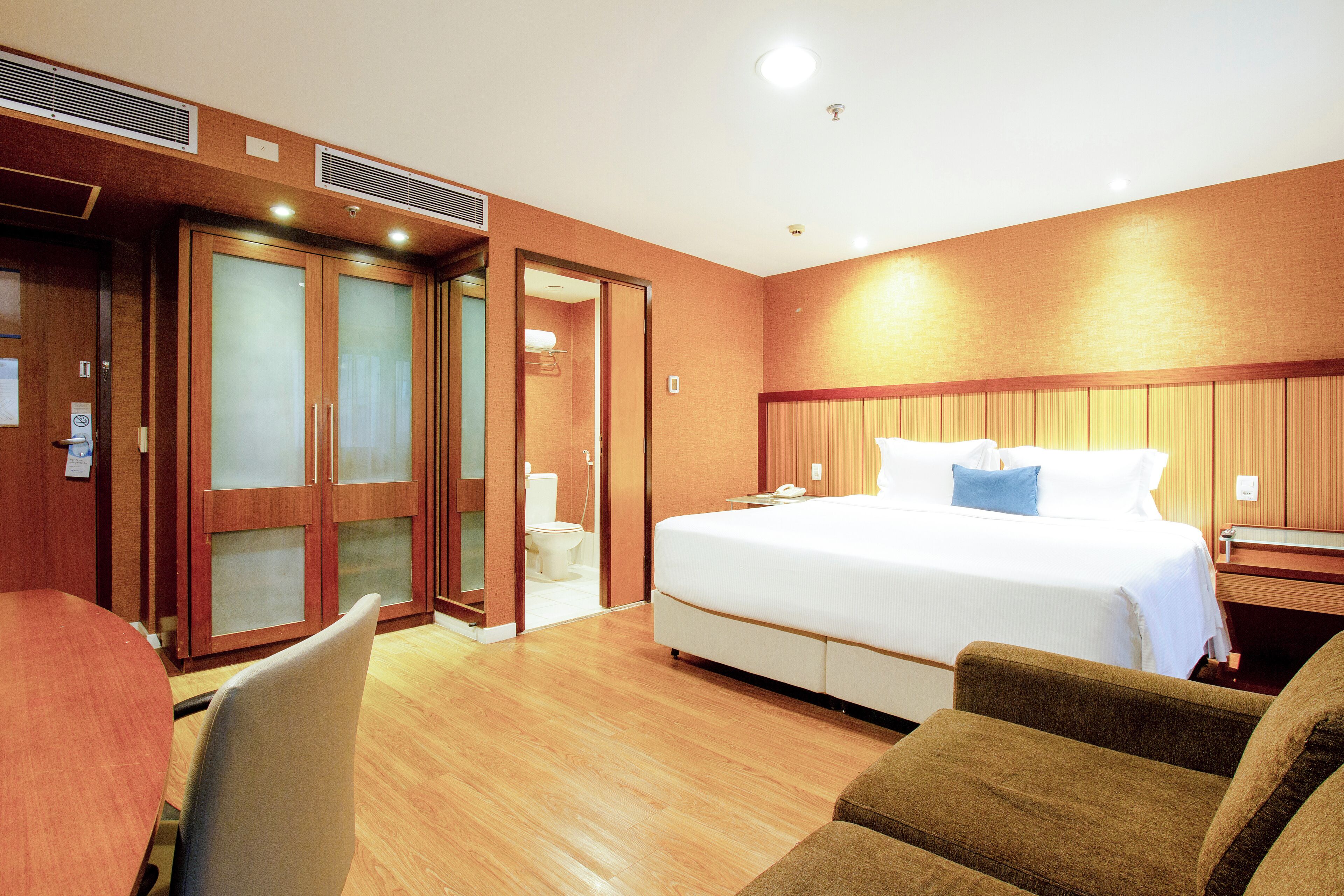 Ropa de cama hipoalergénica y minibar 