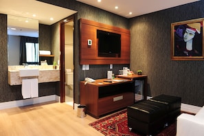 Suite Executive Premium | Living room | 32-inch LCD TV with cable channels, TV