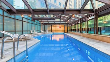 Indendørs pool, åben fra kl. 06.00 til kl. 23.00, liggestole