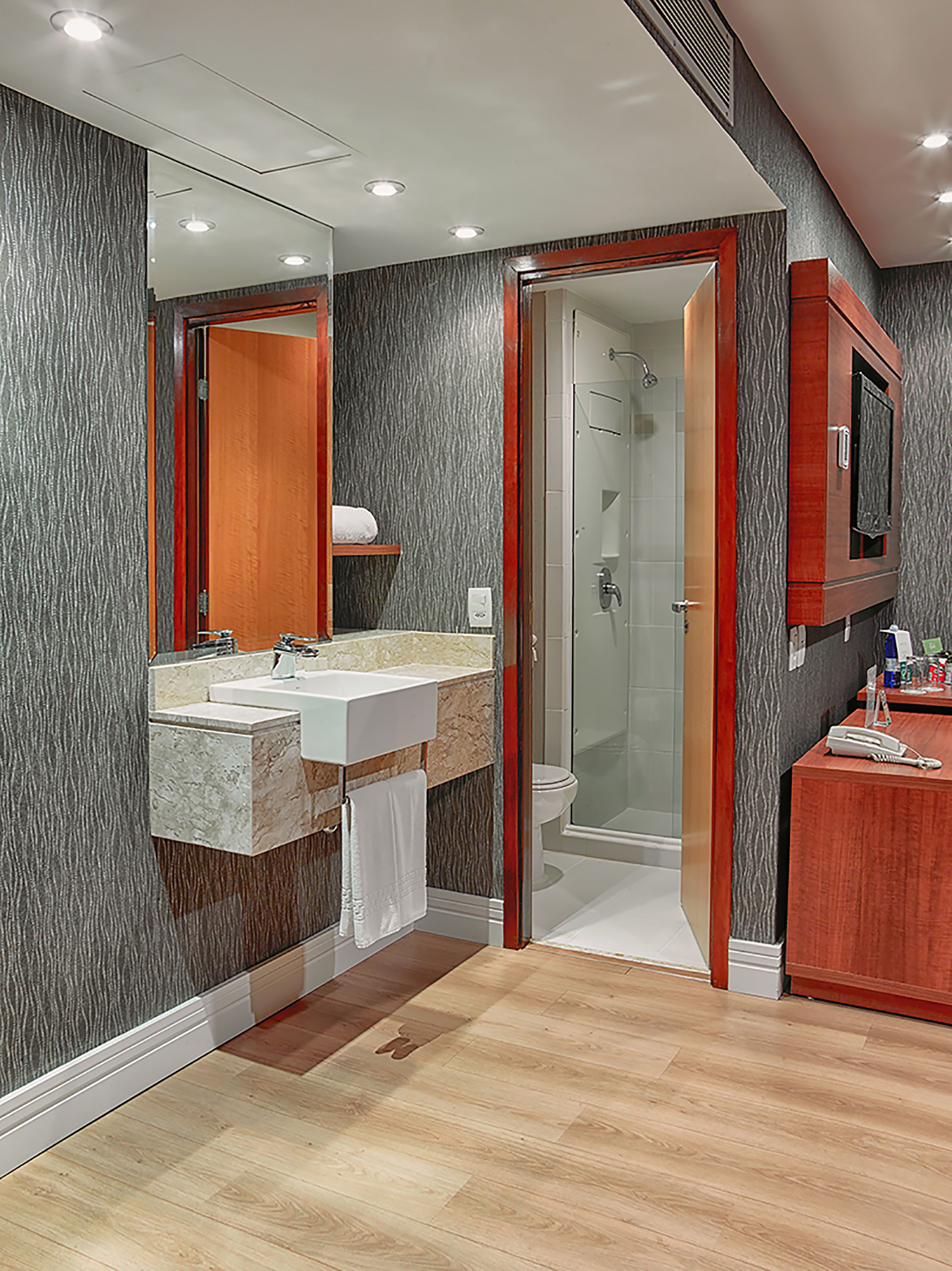 suite executive premium | bathroom | shower, free toiletries, hair dryer