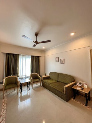 Suite with Separate Living Area and Bathtub | Living area | 32-inch LCD TV with satellite channels, TV
