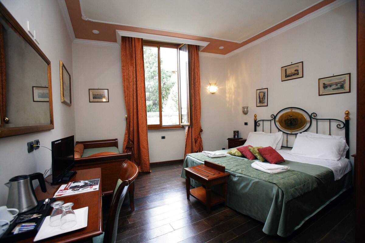 Minibar, in-room safe, desk, iron/ironing board