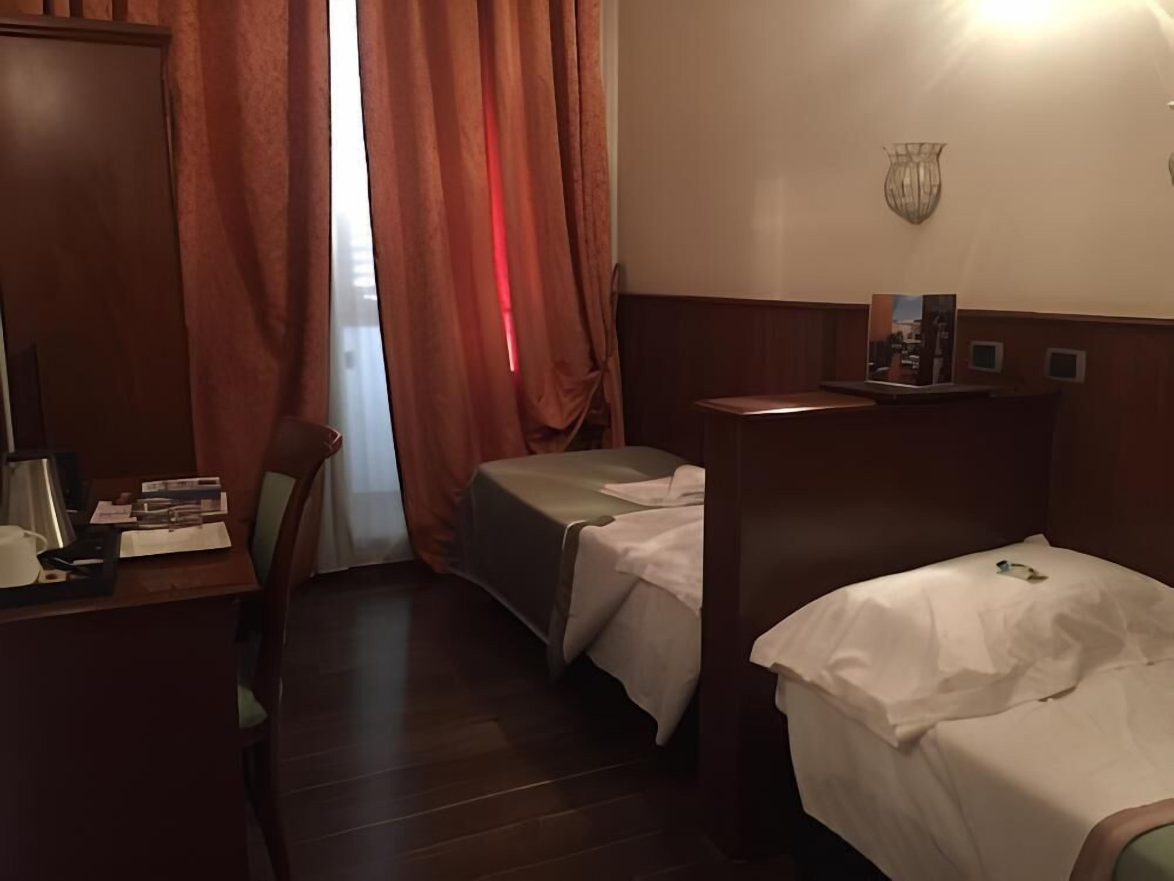 Habitación estándar con 2 camas individuales | Minibar, caja fuerte, escritorio y tabla de planchar con plancha