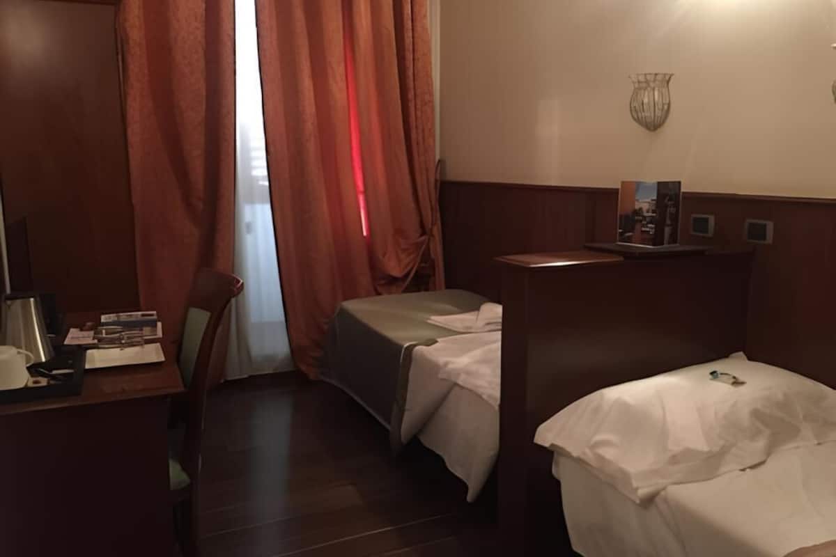 Habitación estándar con 2 camas individuales | Minibar, caja fuerte, escritorio y tabla de planchar con plancha