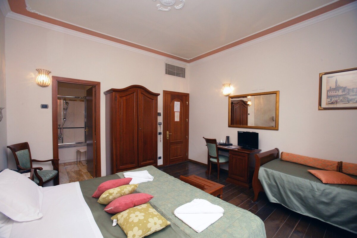 Minibar, in-room safe, desk, iron/ironing board (on request)