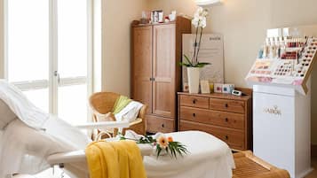 Sauna, hot tub, Turkish bath/hammam, body treatments, mud baths