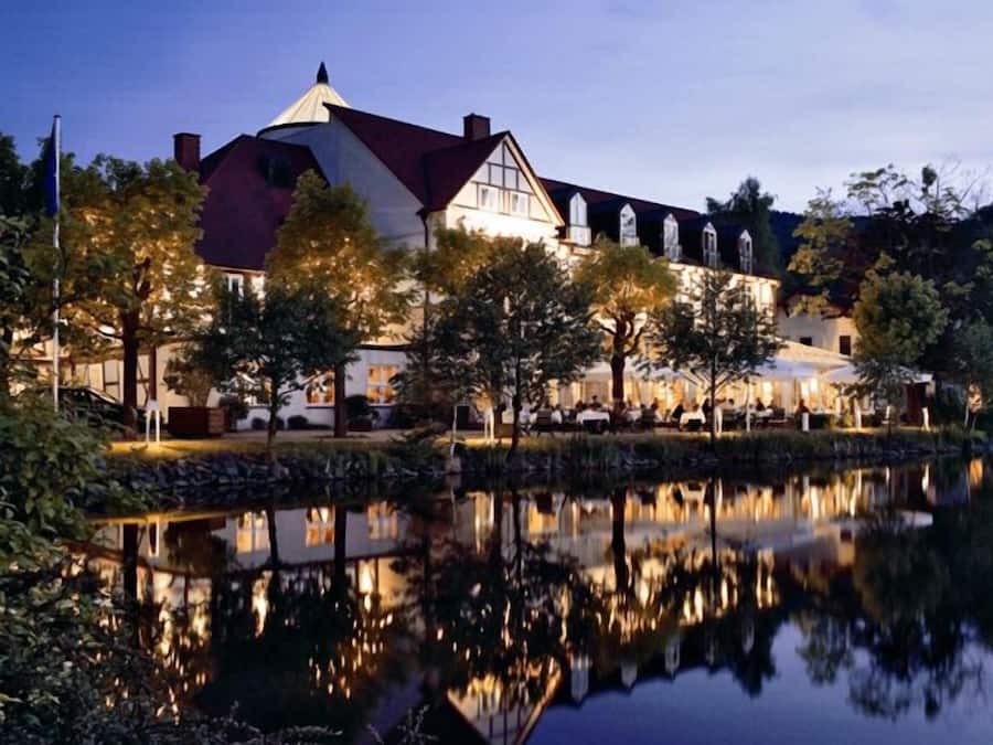 Majoituspaikan julkisivu illalla/yöllä