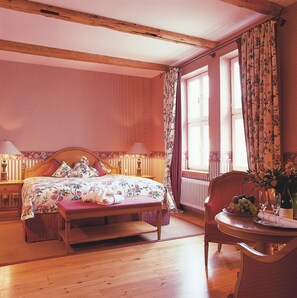 Hypo-allergenic bedding, minibar, in-room safe, desk