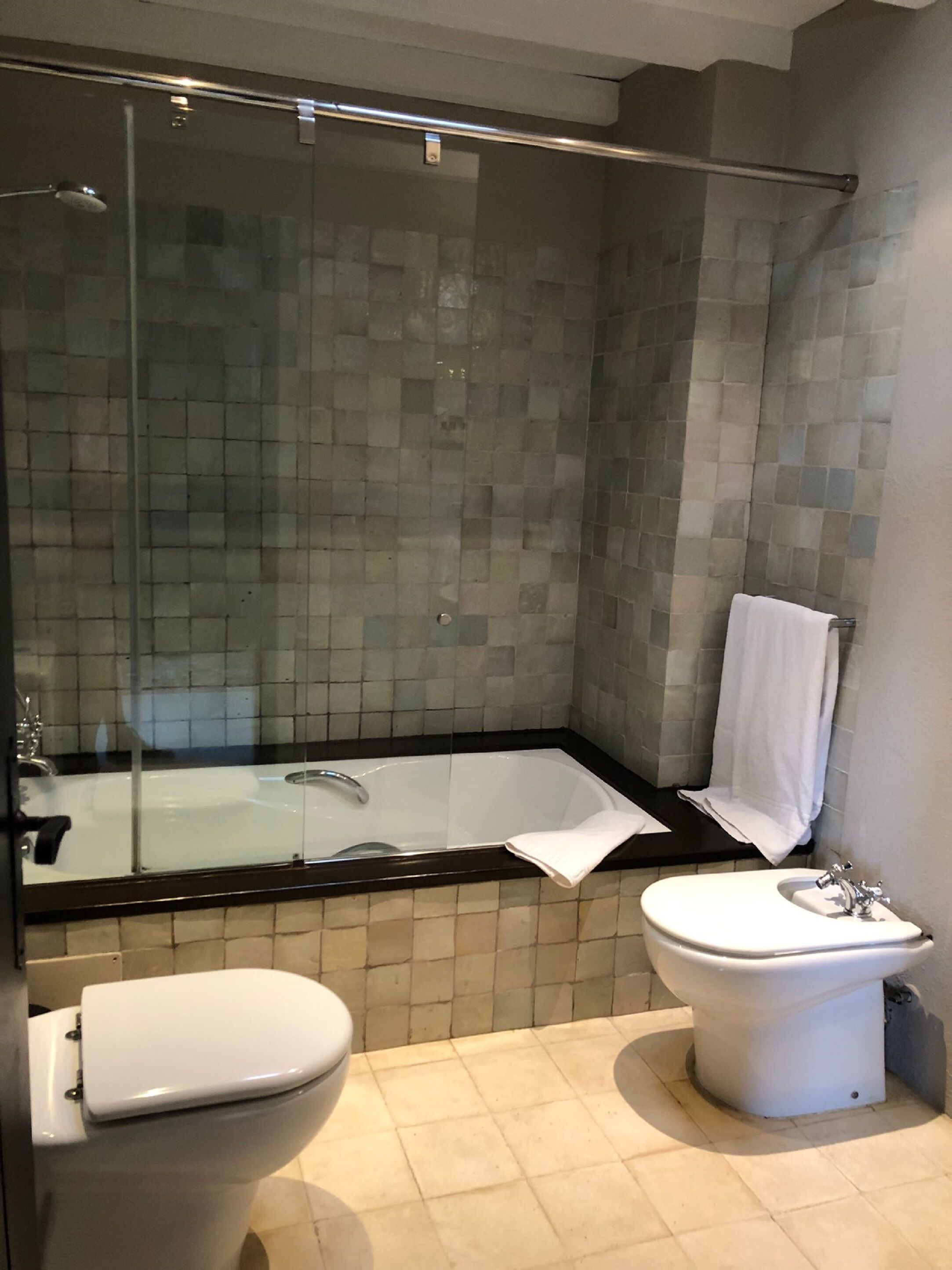 standard double room | bathroom | free toiletries, hair dryer, bathrobes, bidet