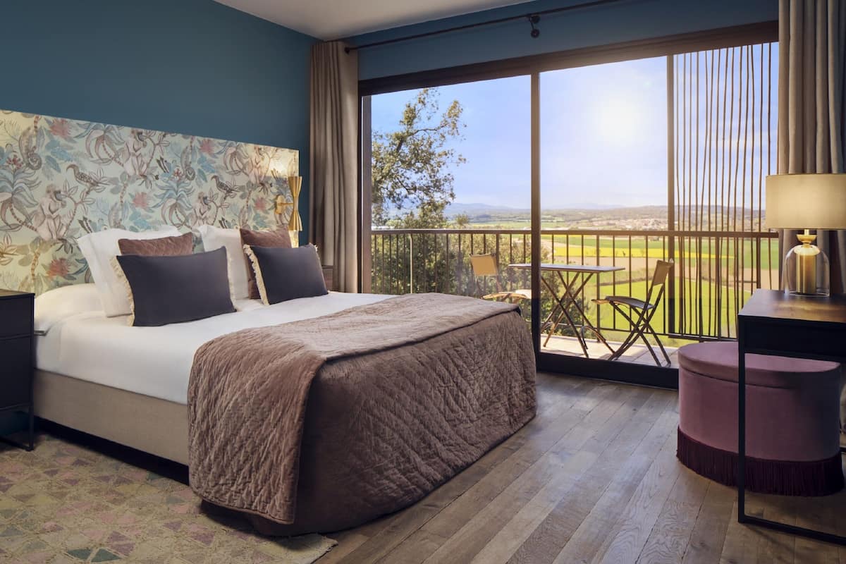 Ropa de cama de alta calidad y minibar 