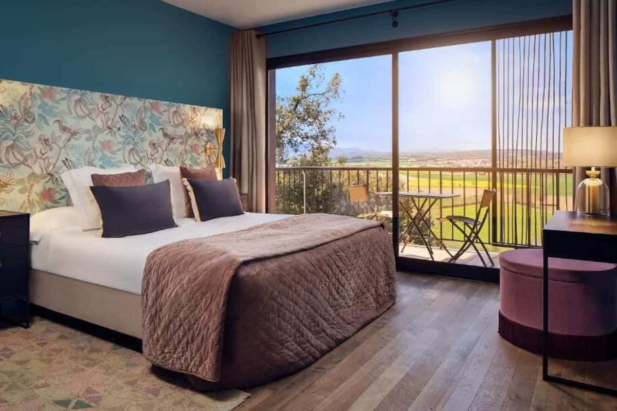 Ropa de cama de alta calidad y minibar 