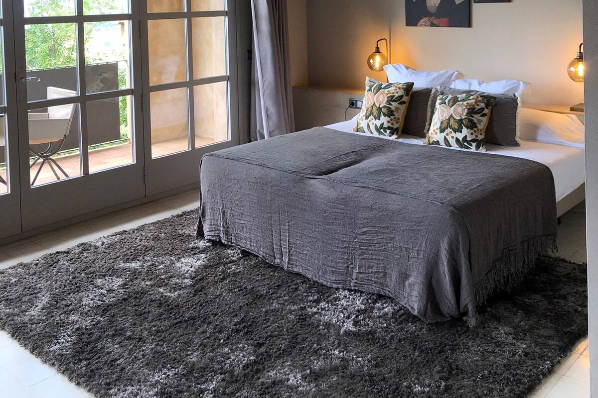 Ropa de cama de alta calidad y minibar 