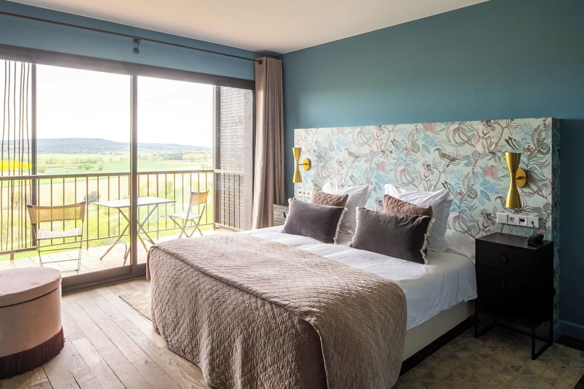 Ropa de cama de alta calidad y minibar 