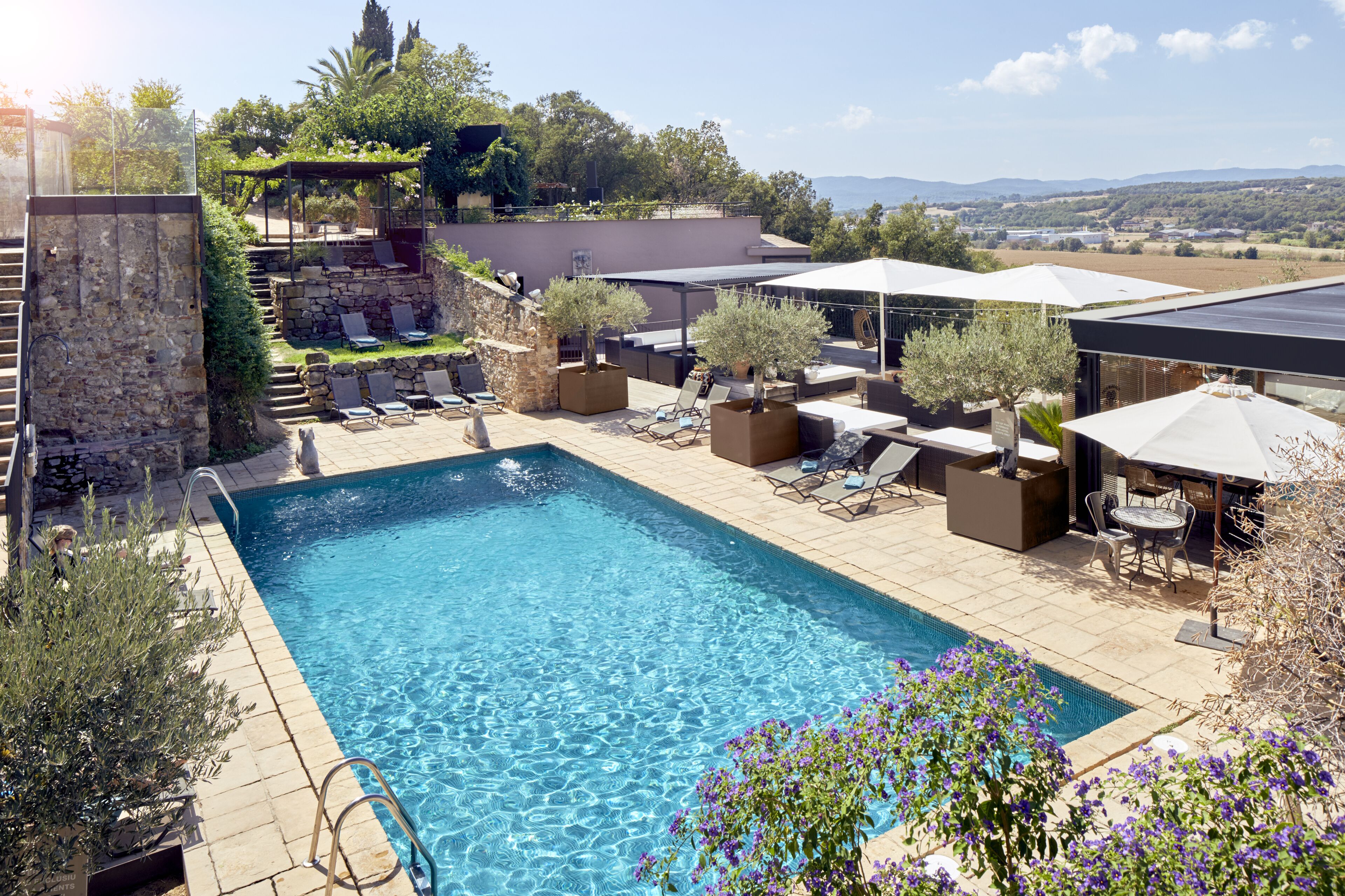 2 ulkouima-allasta, aurinkovarjoja, aurinkotuoleja