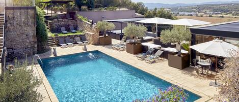 2 ulkouima-allasta, aurinkovarjoja, aurinkotuoleja