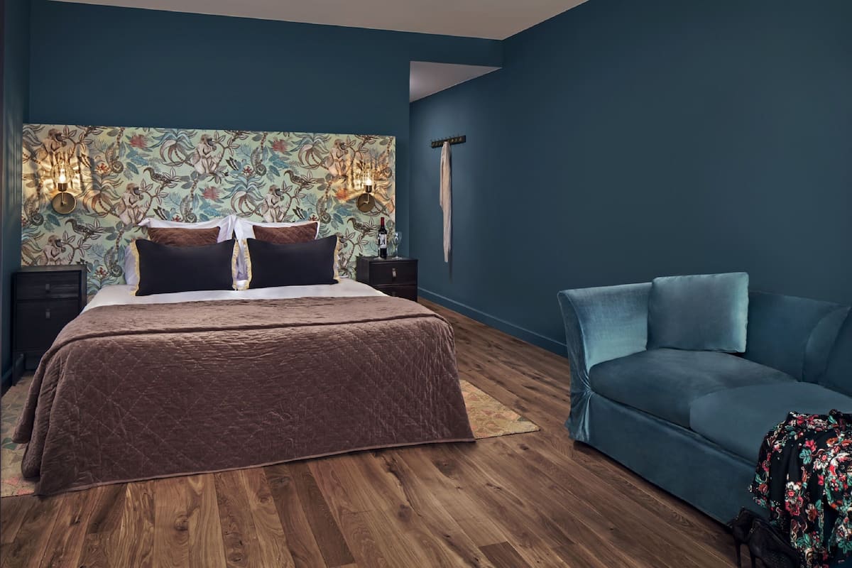 Ropa de cama de alta calidad y minibar 