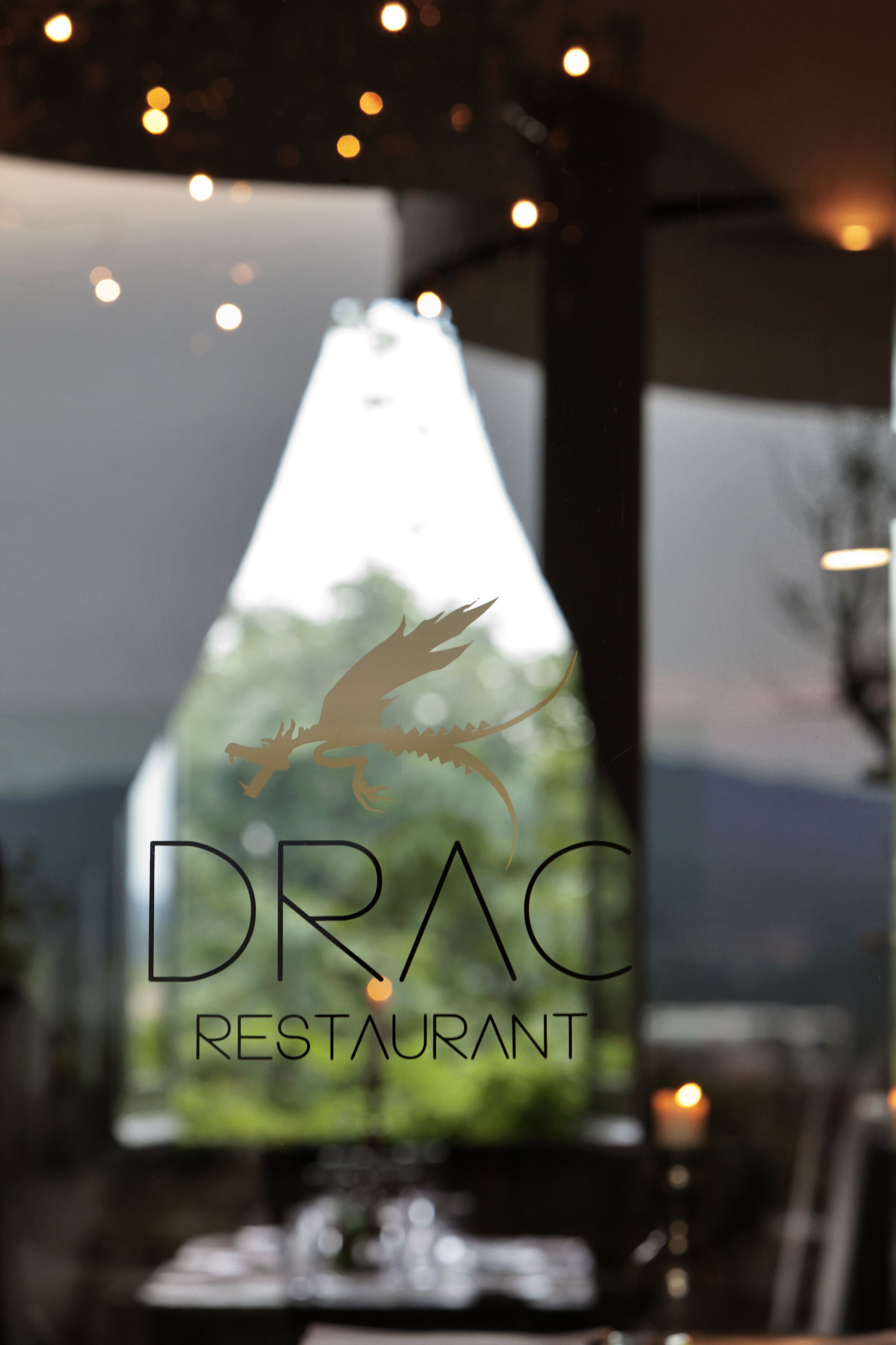 2 restaurants, breakfast served