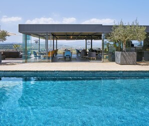 2 piscines extérieures, parasols, chaises longues