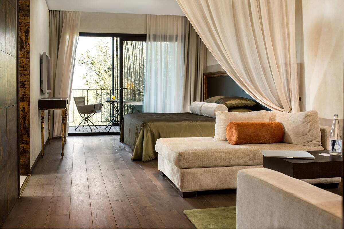 Ropa de cama de alta calidad y minibar 