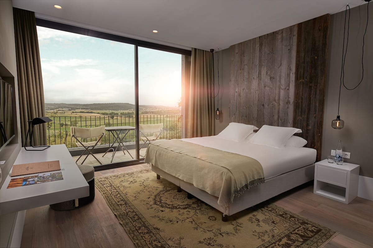Ropa de cama de alta calidad y minibar 