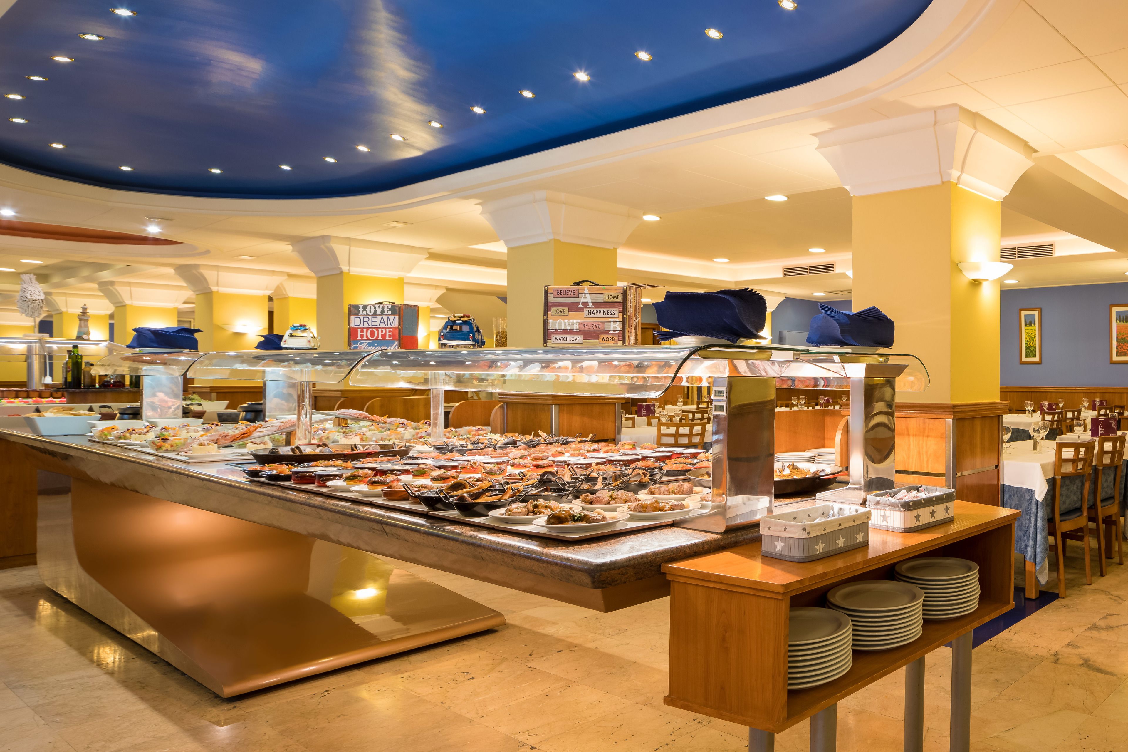 Petit déjeuner, déjeuner et dîner servis sur place