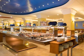 Petit déjeuner, déjeuner et dîner servis sur place