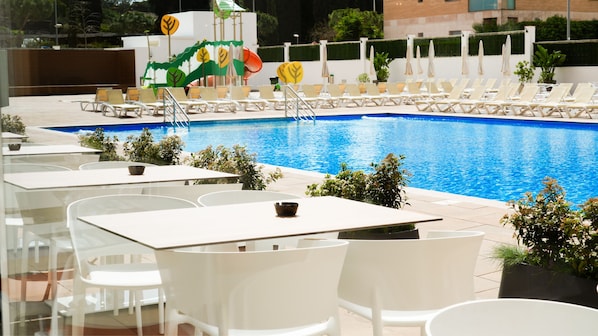 Outdoor pool, pool loungers