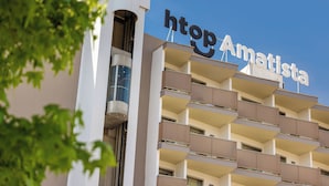 Un edificio de hotel con un cartel que dice "htop Amatista".