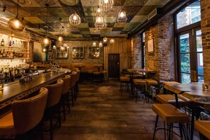 Cocktail bar, al fresco dining, open selected days - Isaacs Hotel Cork City (Cork)
