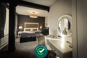 Deluxe Double Room | 1 bedroom, in-room safe, blackout drapes, iron/ironing board
