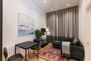 Superior One Bedroom Apartment (Located 150m from Isaacs Hotel) Access By Stairs Only | Oppholdsområde | TV