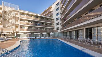 Piscina coberta, 2 piscines a l'aire lliure, para-sols i gandules
