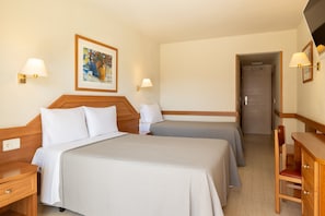 Mobiliario individual, escritorio, wifi gratis y ropa de cama