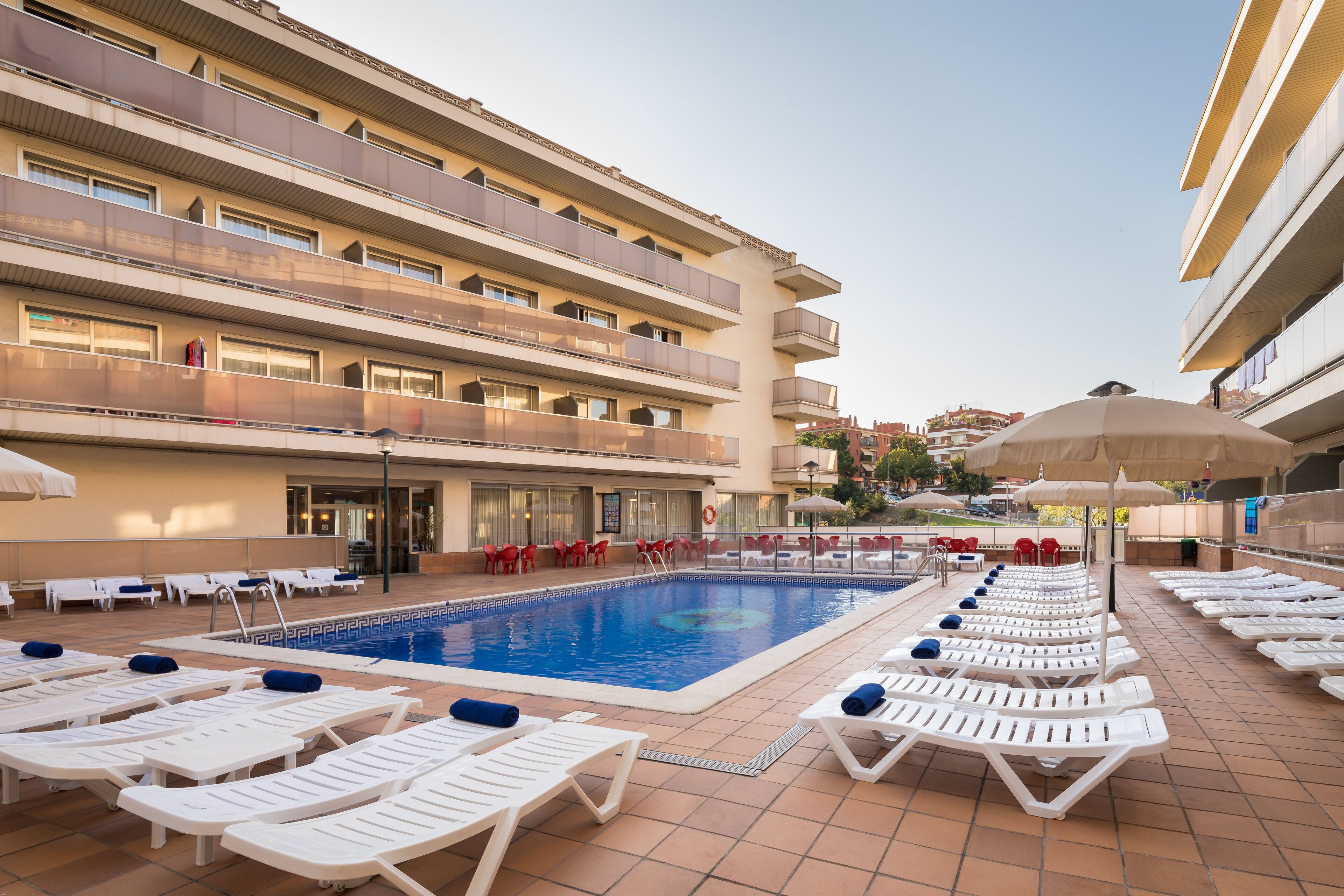 Una piscina cubierta, 2 piscinas al aire libre, sombrillas, tumbonas