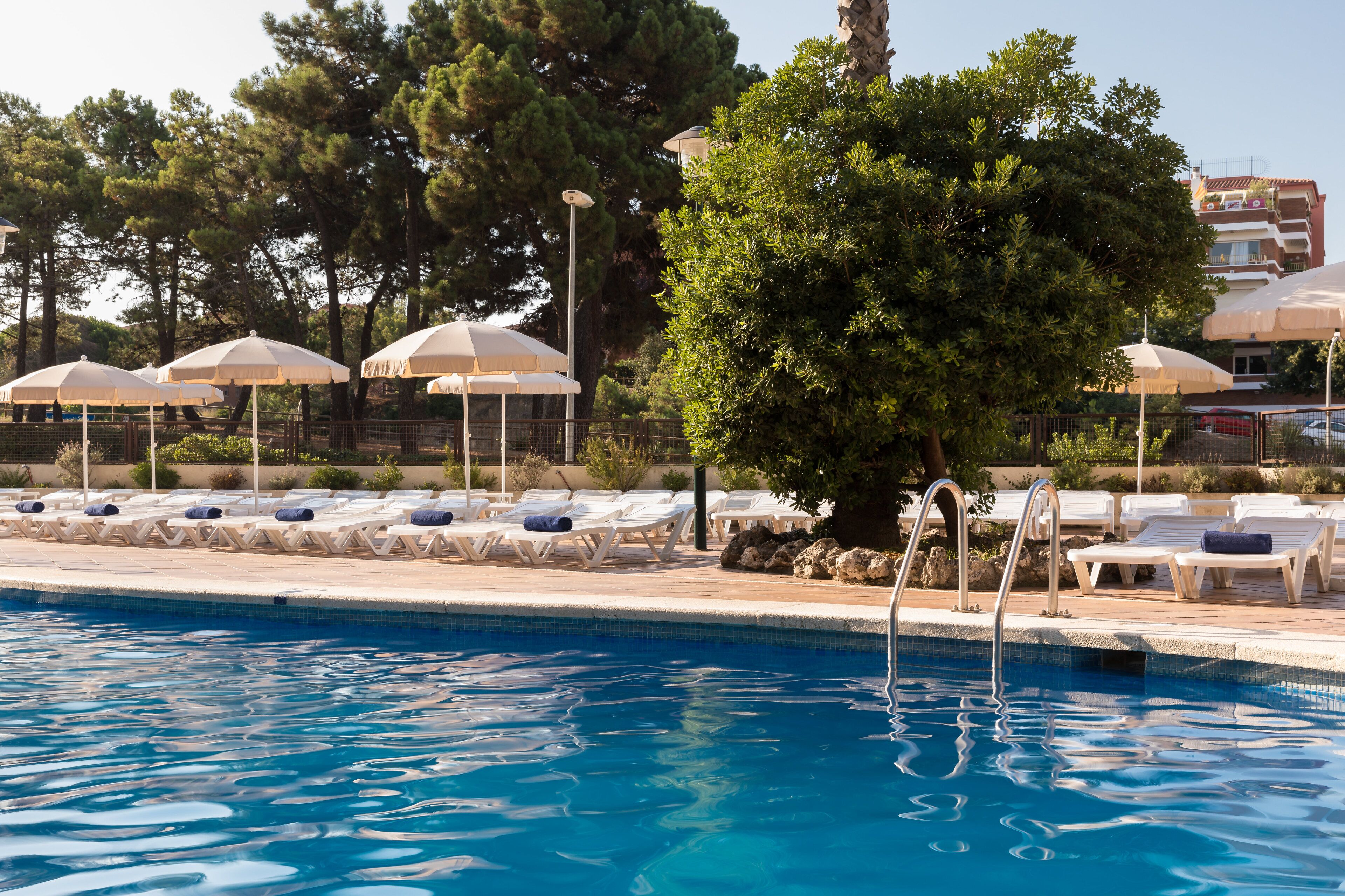 Una piscina cubierta, 2 piscinas al aire libre, sombrillas, tumbonas