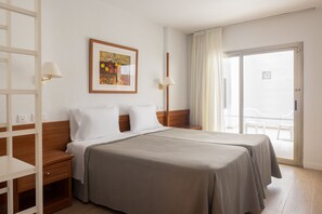 Mobiliario individual, escritorio, wifi gratis y ropa de cama