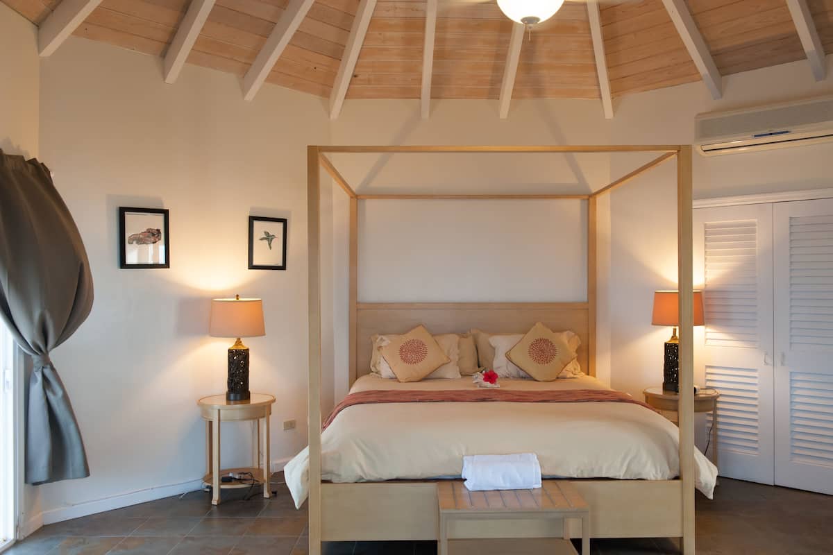 Suite studio panoramique, 1 très grand lit, balcon, au bord de l’océan | Vue de la chambre