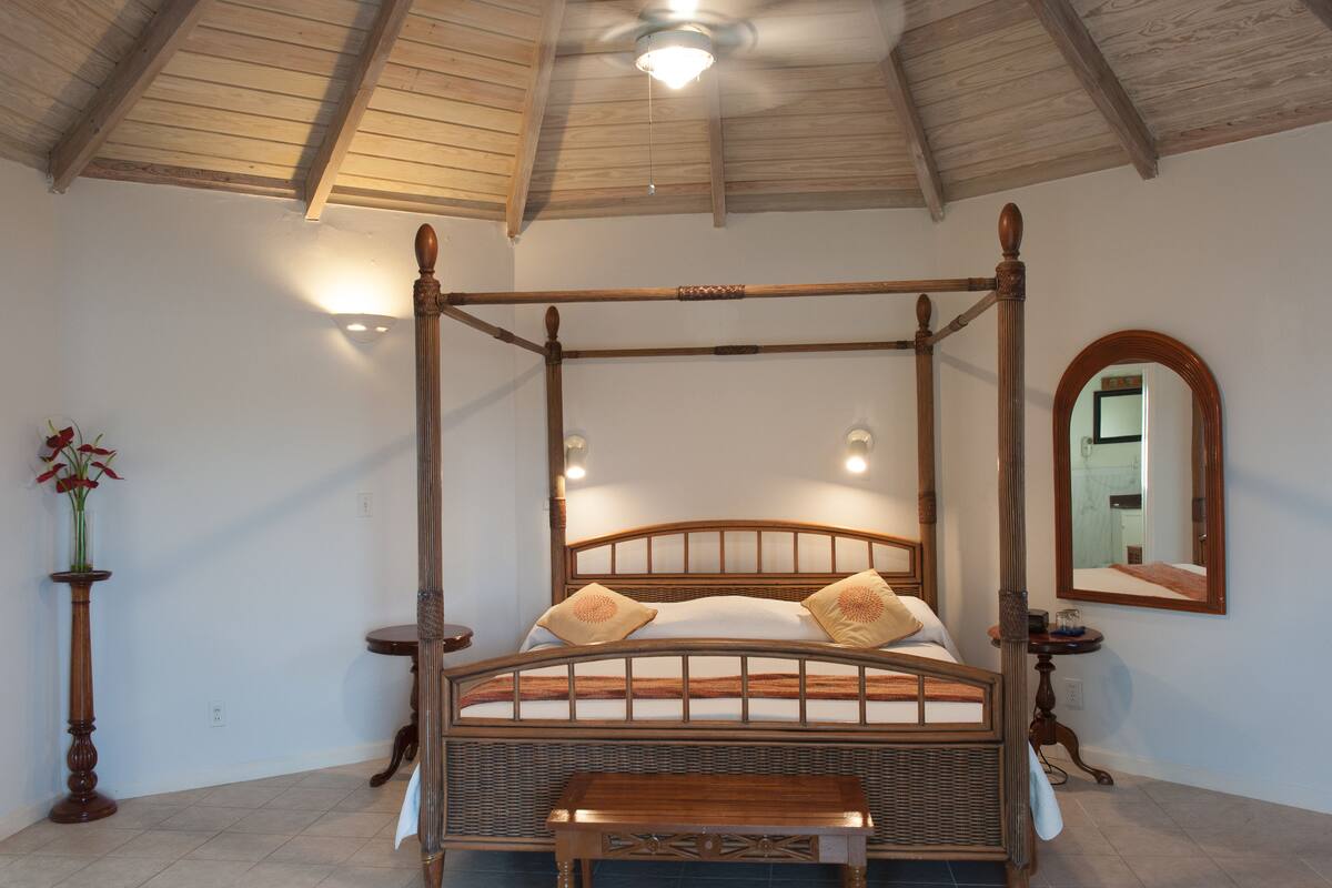Chambre Deluxe, 1 très grand lit, balcon, vue sur l’océan | Literie de qualité, coffre-fort pour ordinateur portable, bureau