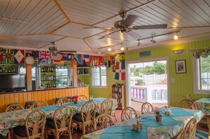 Se sirven desayunos, almuerzos y cenas; cocina caribeña