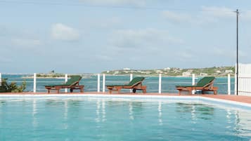 Una piscina al aire libre, sombrillas