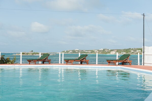 Piscine extérieure, parasols de plage