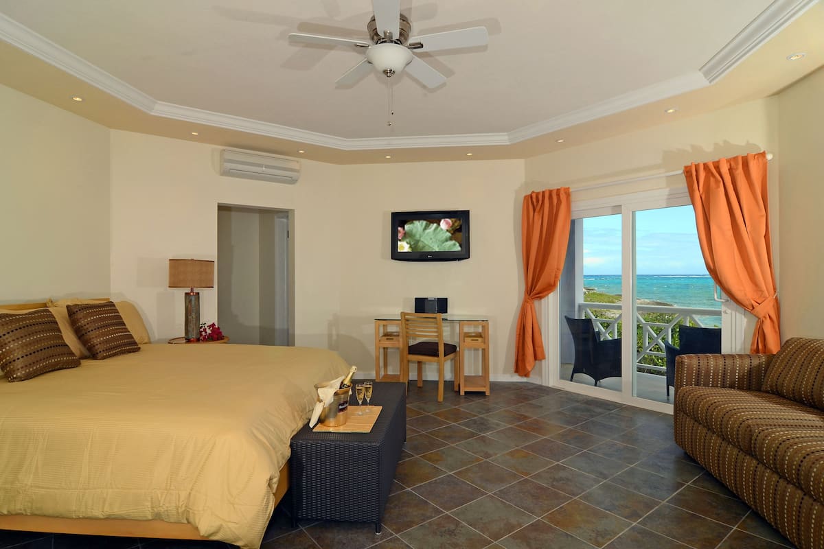 Quarto premium, 1 cama King, sacada, vista para o oceano | Roupas de cama premium, cofres nos quartos, escrivaninha