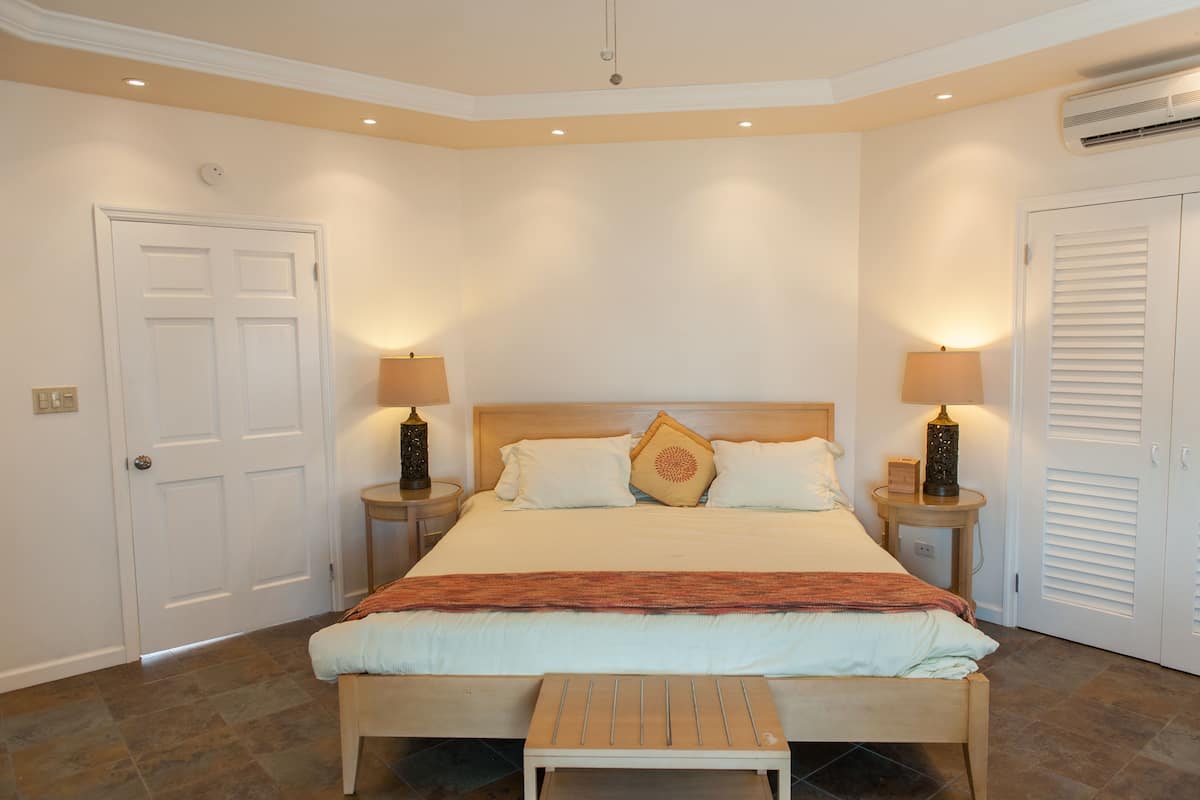Quarto premium, 1 cama King, cozinha americana, vista para o oceano | Roupas de cama premium, cofres nos quartos, escrivaninha
